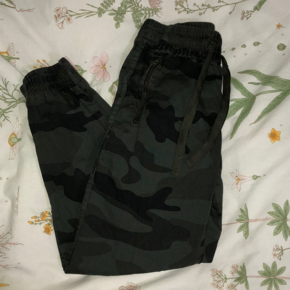 TNA 3/4 Camo pants